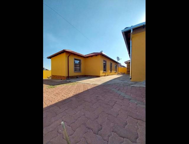 3 BEDROOM PROPERTY TO RENT IN DEVLAND